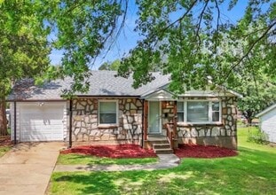 Building Photo - 8121 Bluemont Way