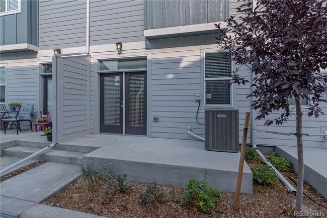 Building Photo - Beautiful Townhome in Lakewood