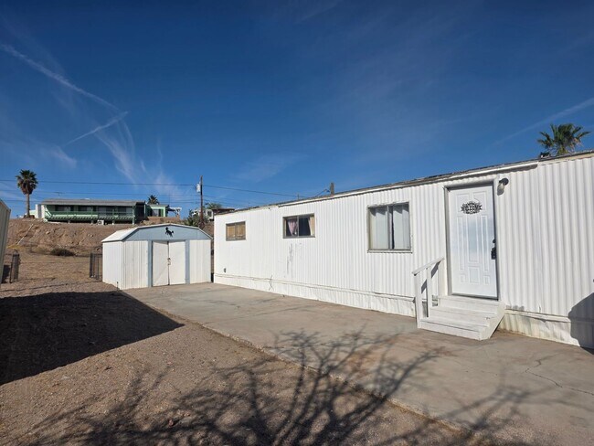 Foto del edificio - LAND, LAND AND MORE LAND! 2 bed/2 bath Manufactured home in Bullhead City on Huge double lot!