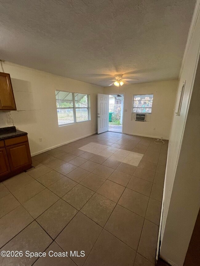 Building Photo - 358 Palm Ave