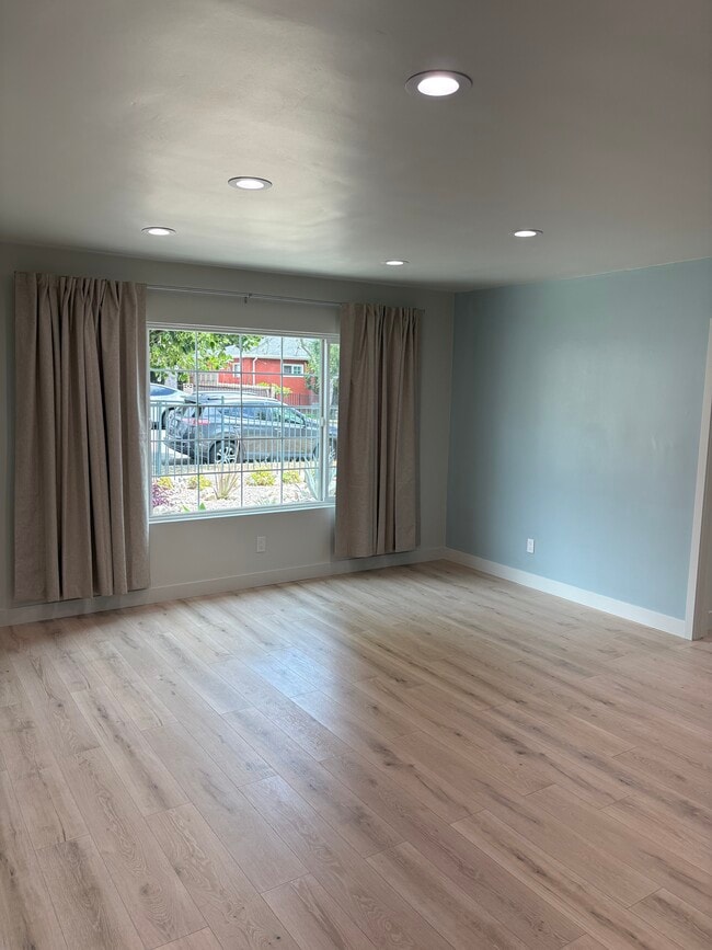 Building Photo - 722 Coronel St