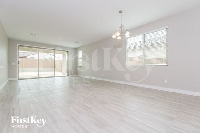 Foto del edificio - 18004 W Fulton St