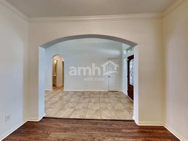 Building Photo - 2114 Wembley Way