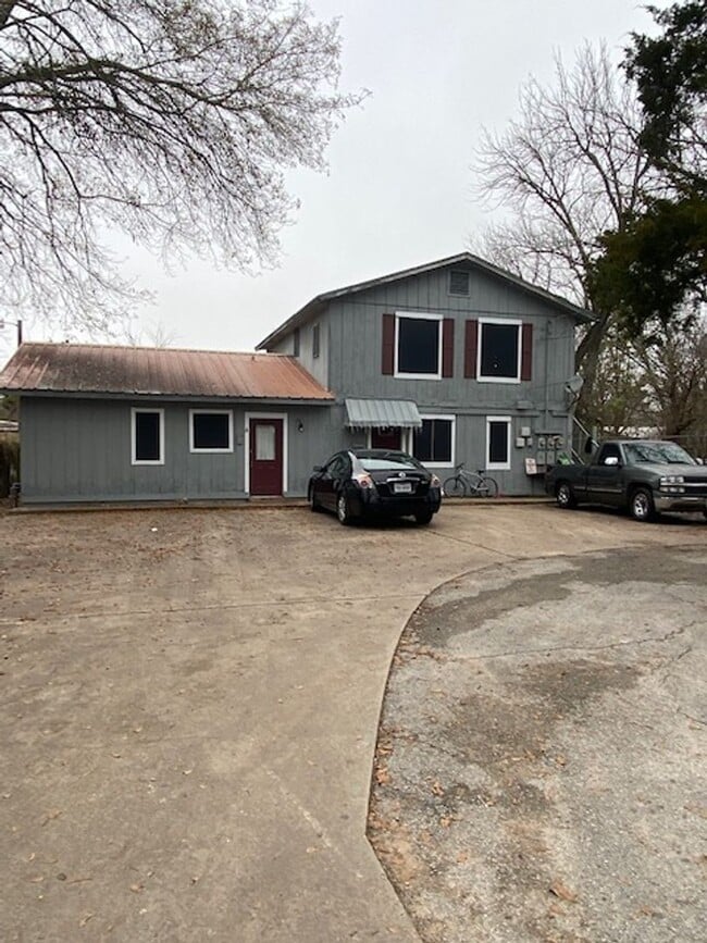 Building Photo - 224 Lynn Dr