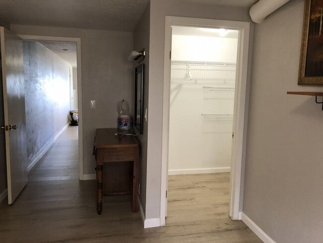 Building Photo - Private Bedroom w/ Private Bathroom