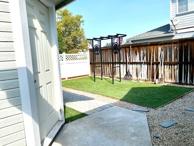 Building Photo - Newly Refurbished Duplex in Downtown Templ...