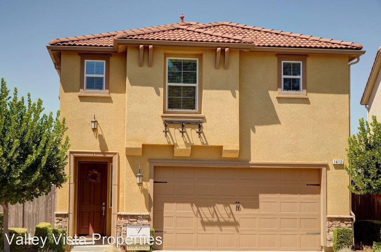 3 br, 2.5 bath House 1412 Mosaic Way House for Rent in Clovis, CA