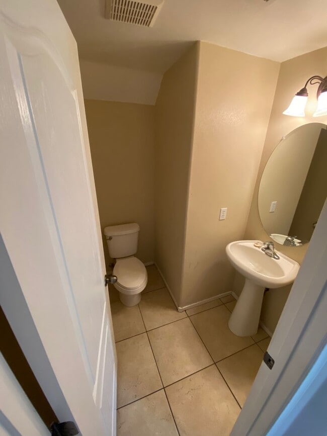 Foto del edificio - 5817 Addy Ln