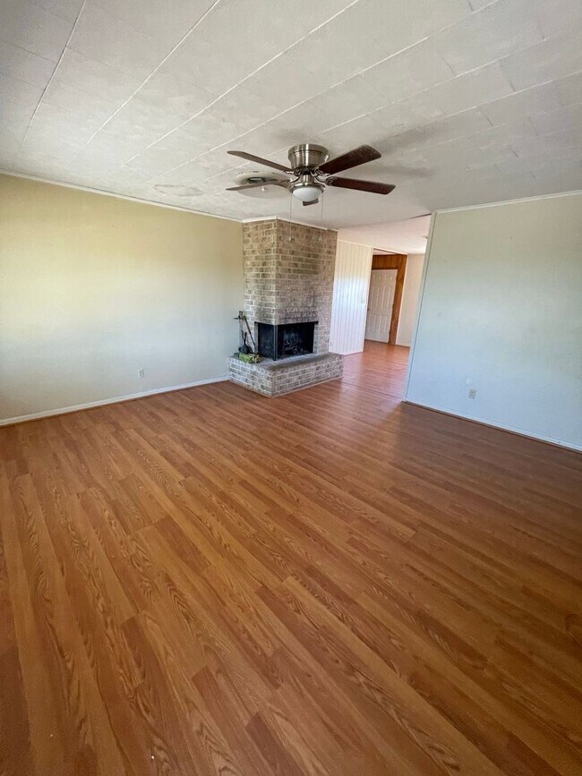 Building Photo - Gorgeous 3 bedroom home in Novice!