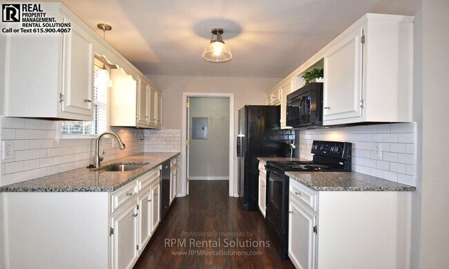 Building Photo - Amazing 4BR/3BA+BONUS Thompsons Station Cape Cod home, Williamson County schools!