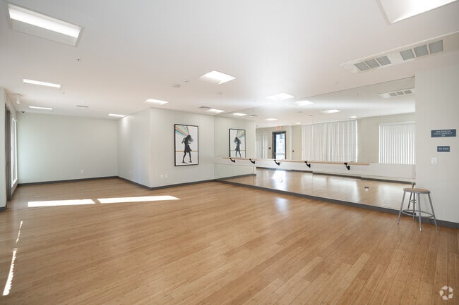 Estudio de danza - Courson Arts Colony - East