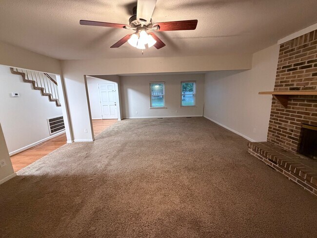 Building Photo - 9415 Seasons Dr