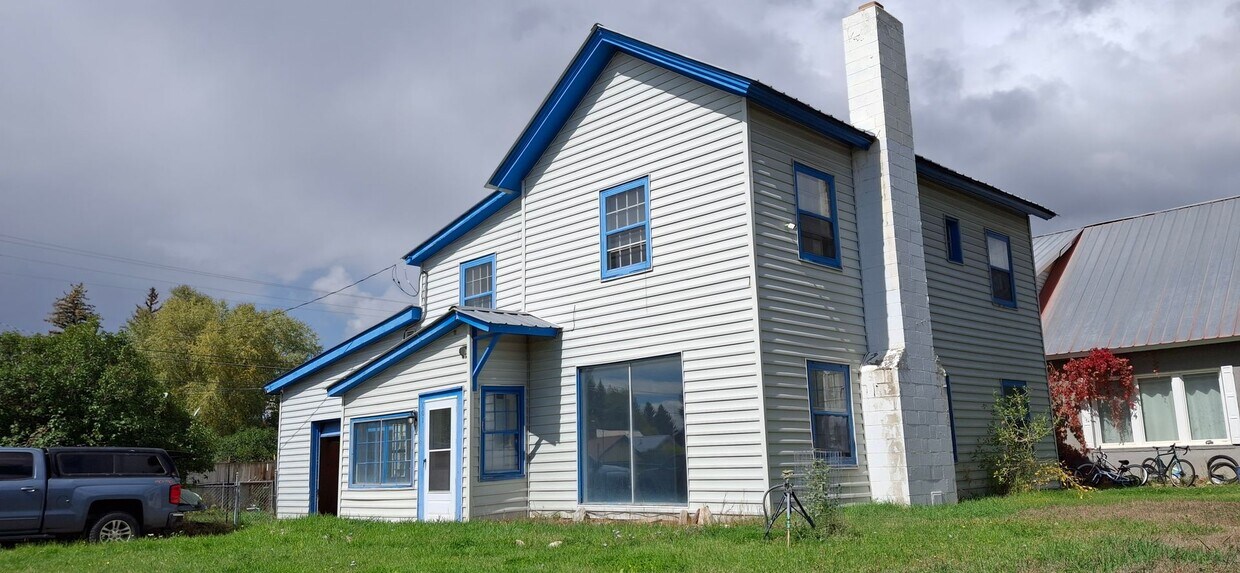 Foto principal - Spacious 4 Bedroom Stand Alone Home Near t...