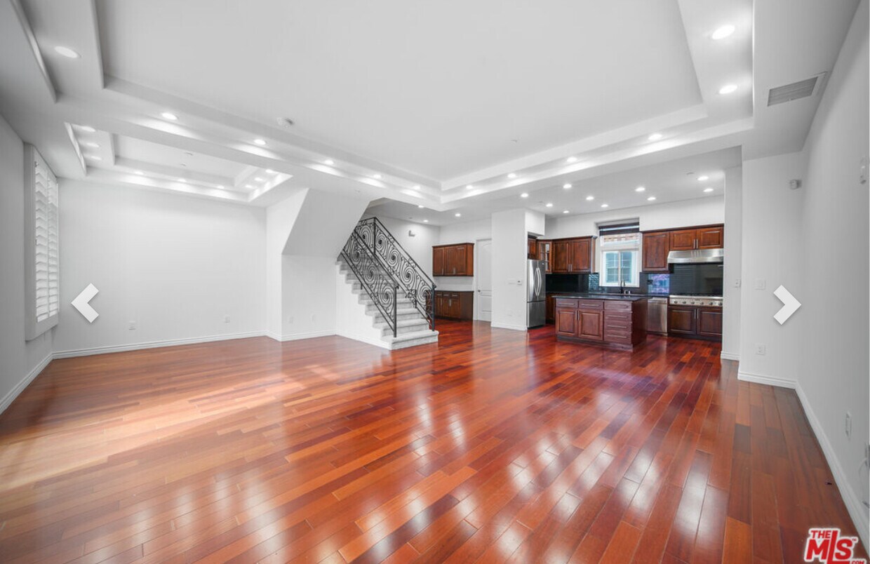 Hermosa sala de estar abierta - 4604 Norwich Ave