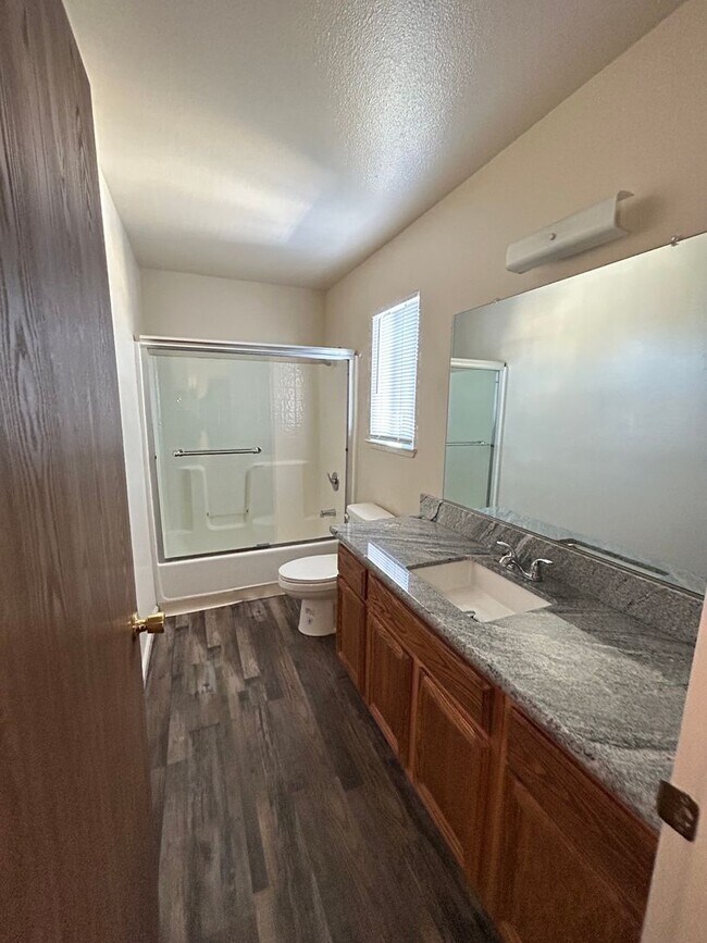 Foto del edificio - 3 Bed, 2.5 Bathroom Apartment