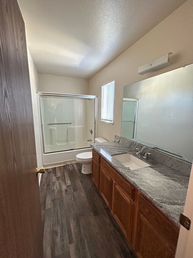 Building Photo - 3 Bed, 2.5 Bathroom Apartment