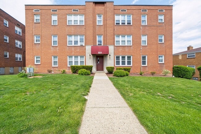 Building Photo - 551 Larose St