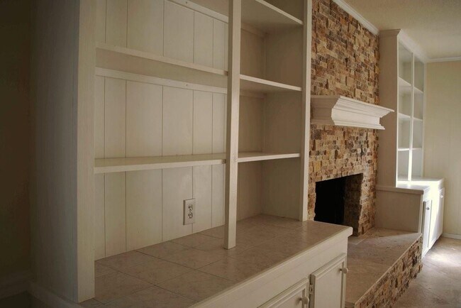 Building Photo - 13731 Greenway Dr