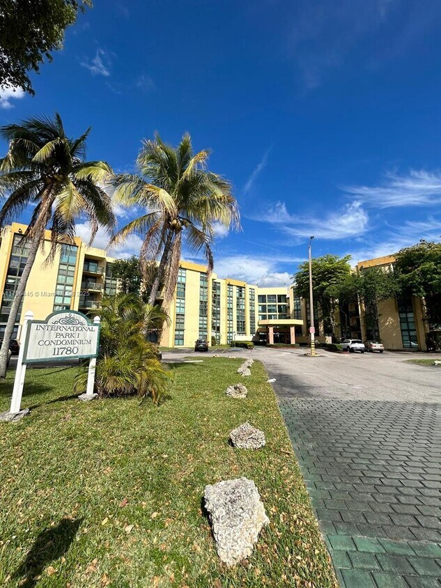 Foto principal - 11780 SW 18th St