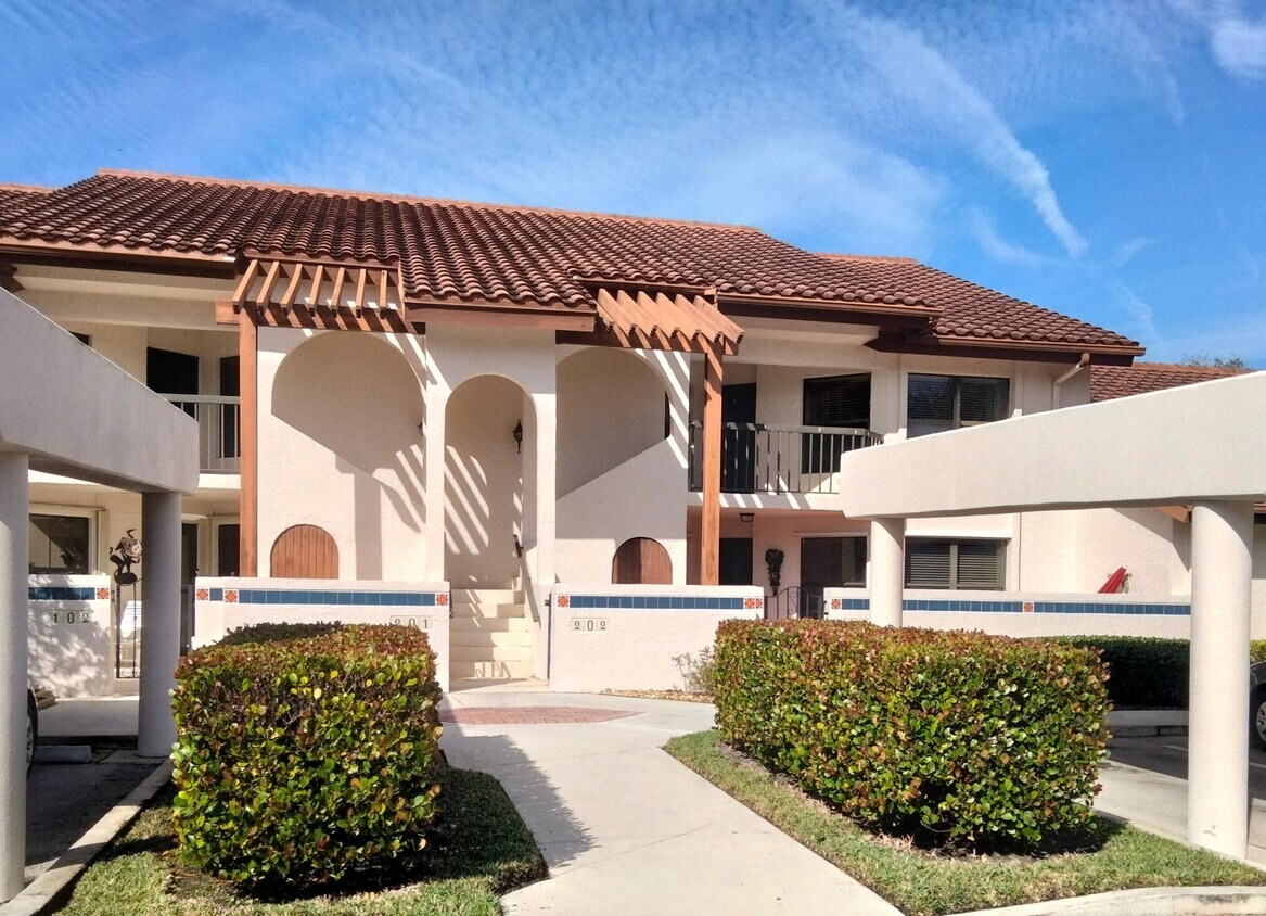 6060 SE Martinique Dr Unit Bld 8 Apt 202, Stuart, FL 34997 Condo for
