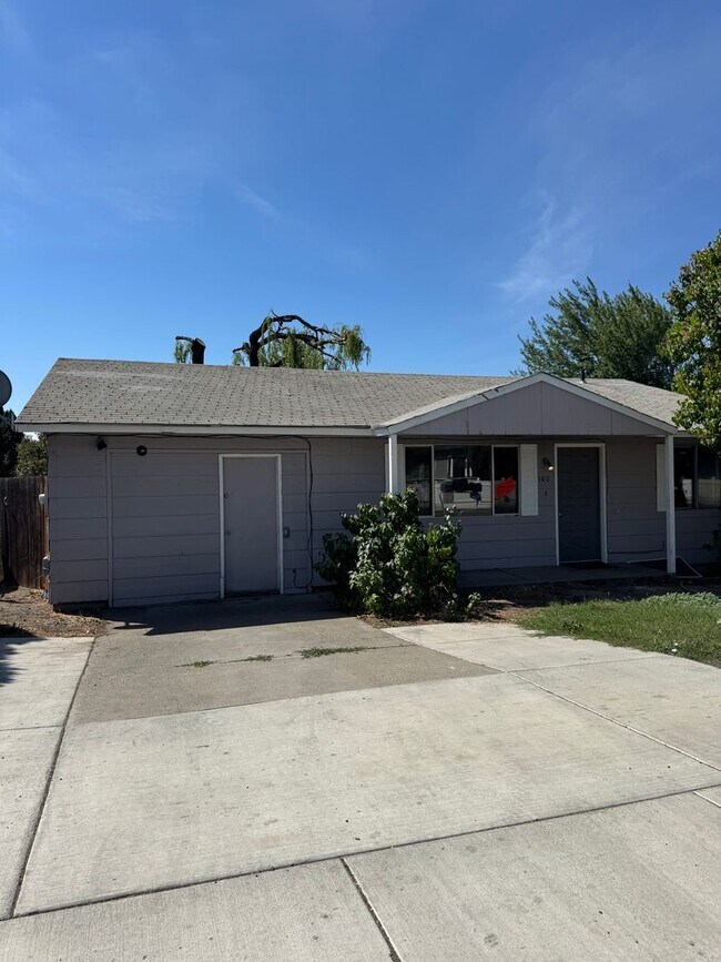Building Photo - PET FRIENDLY 4 Bedroom 2 Bath