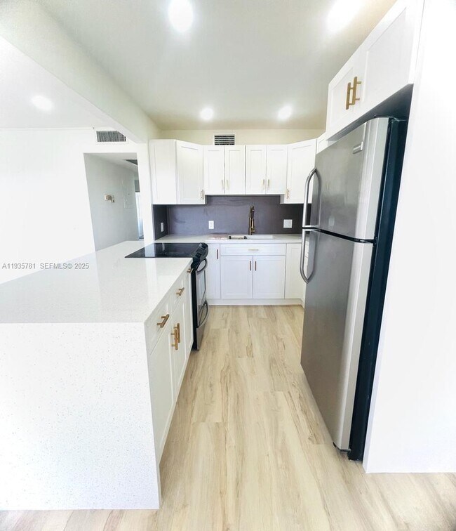 Foto del edificio - 13255 SW 9th Ct