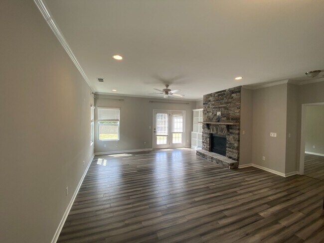 Building Photo - Move-in ready, 1.5 story home located in t...