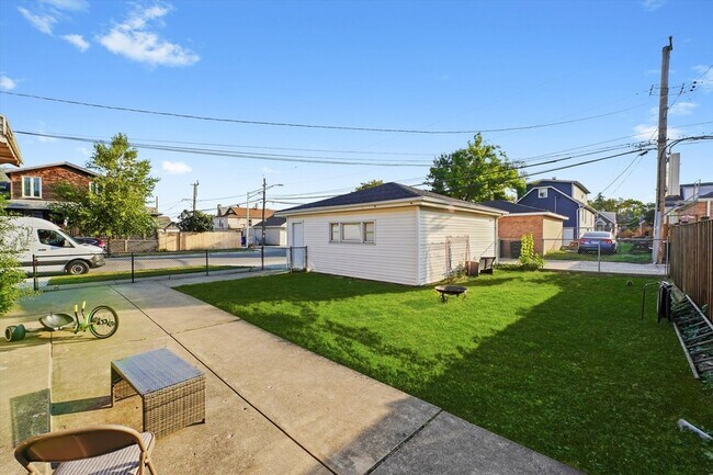 Foto del edificio - 3353 N Ozanam Ave