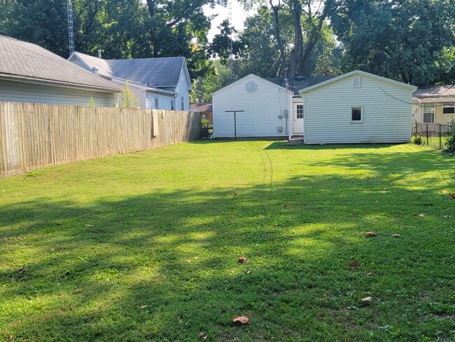 Building Photo - Pun-believable Deal: Stunning 3 Bed/1 Bath...