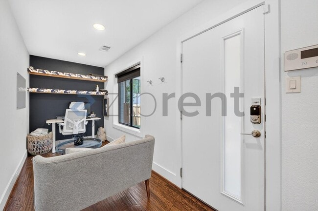 Building Photo - Unit E