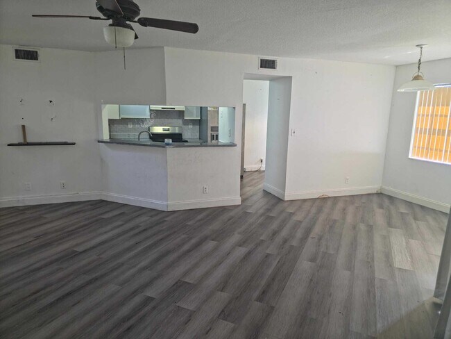 Foto del edificio - 8953 W Sunrise Blvd