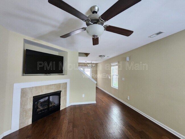 Foto del edificio - 19 Barnett Shoals Dr