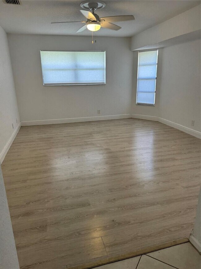 Foto del edificio - 10630 NW 2nd Pl