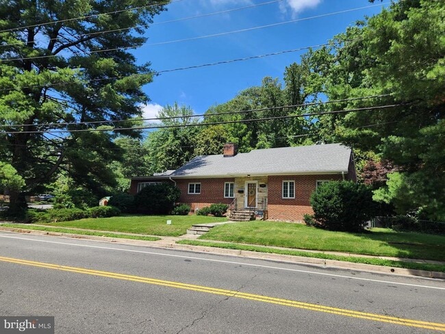 Building Photo - 3200 Russell Rd