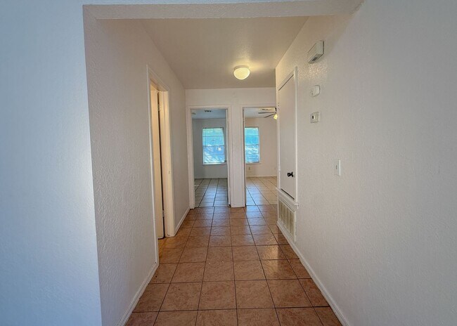 Foto del edificio - MWC HOME FOR RENT!