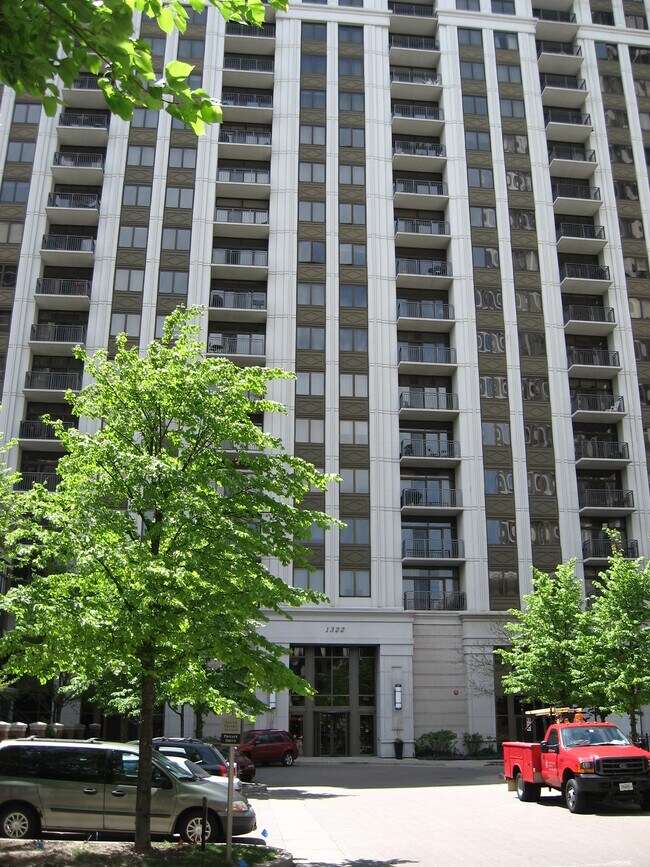 Building Photo - 1322 S Prairie Ave