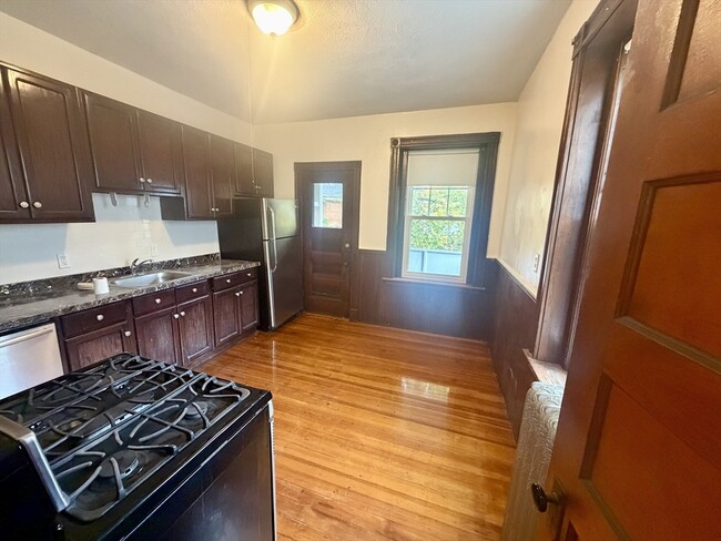 Building Photo - 807 Centre St