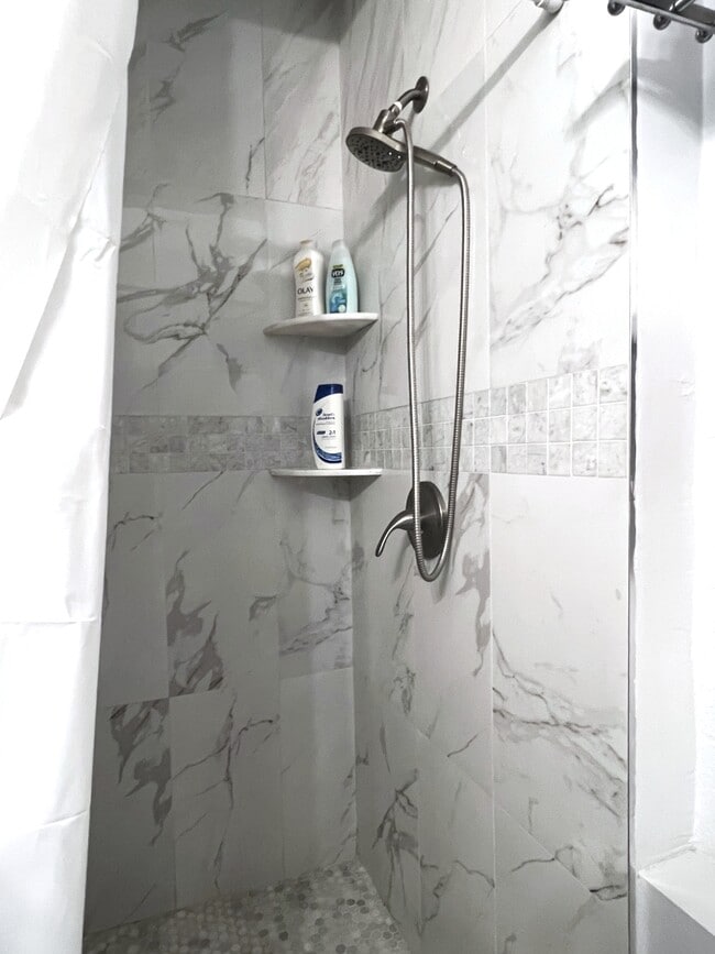 Building Photo - 515 N Azusa Ave