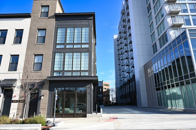Front Townhome End Unit - 943 N Fairfax St