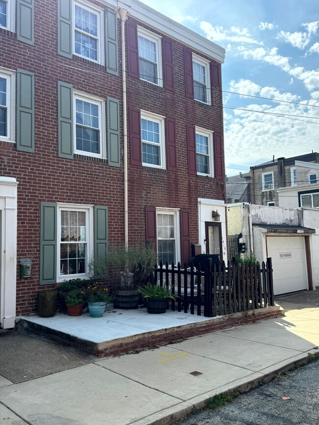Building Photo - 1415 E Hewson St