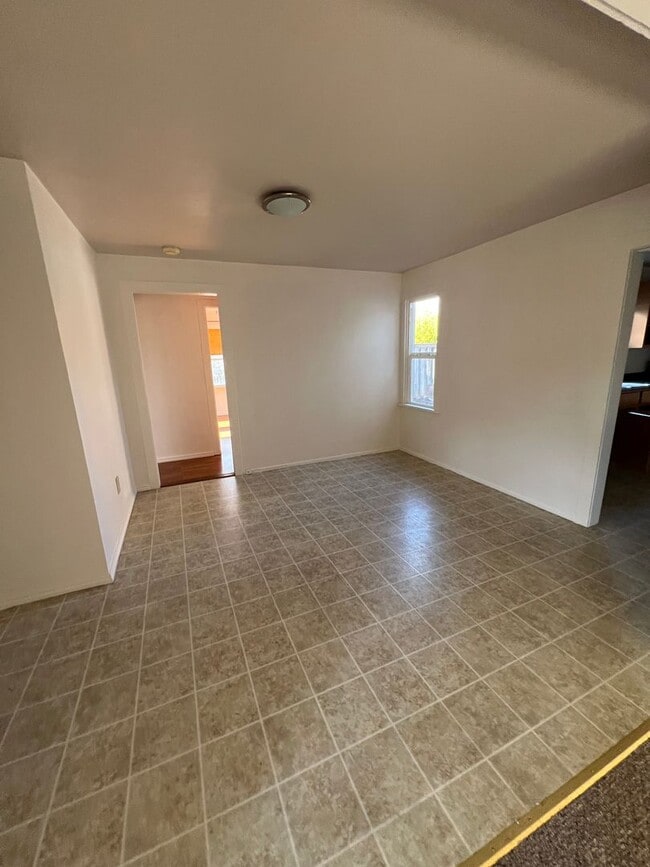 Building Photo - Charming Fields Landing House w/ Large Garage!