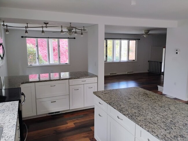 Building Photo - 110 W Fairview St