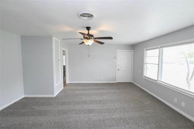 Building Photo - 1718 Wayside Dr