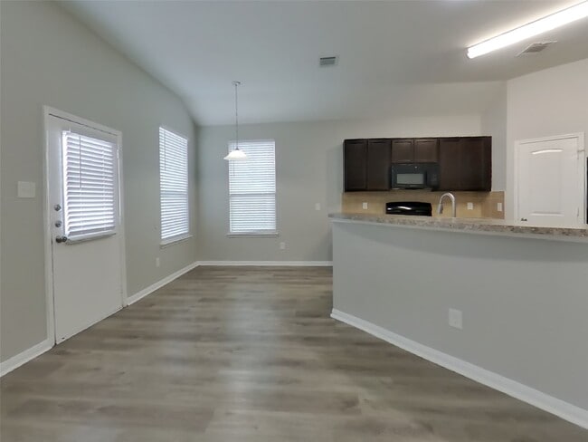 Foto del edificio - 12850 Spruce Cir