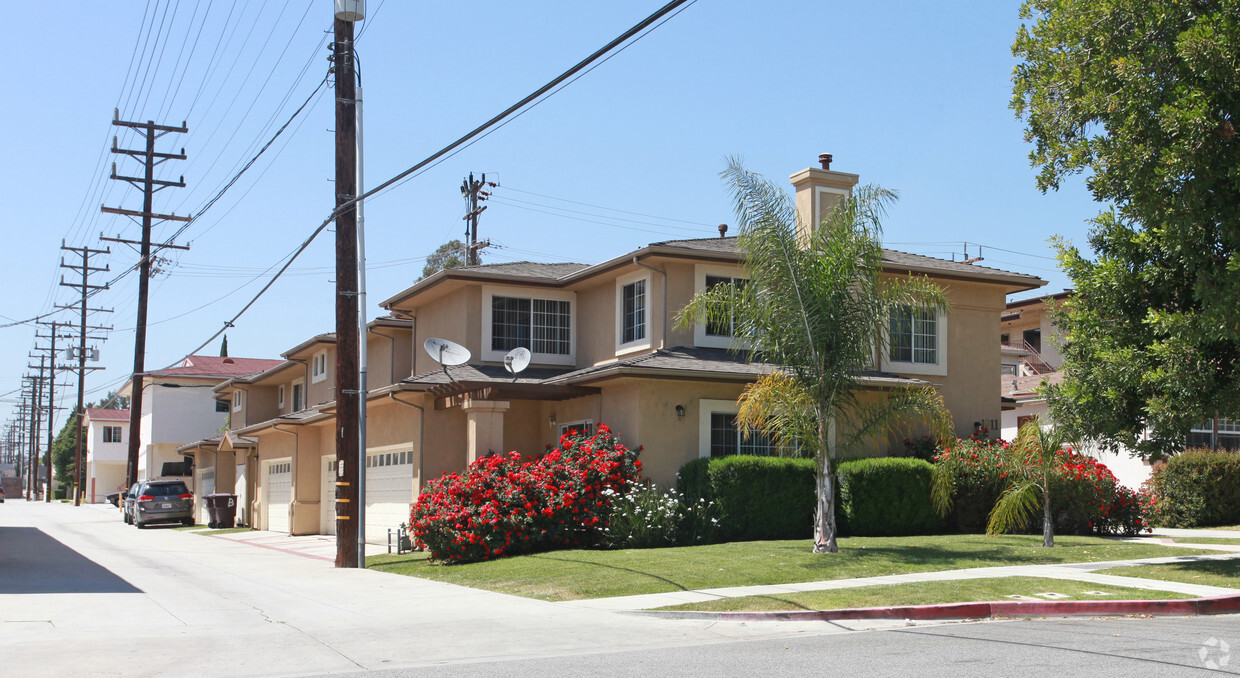 Primary Photo - 1011 Thompson Ave