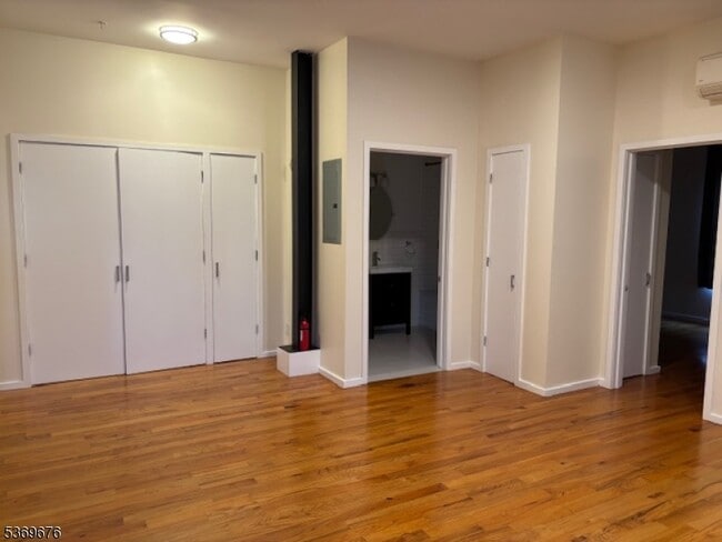 Building Photo - 1086 S Orange Ave