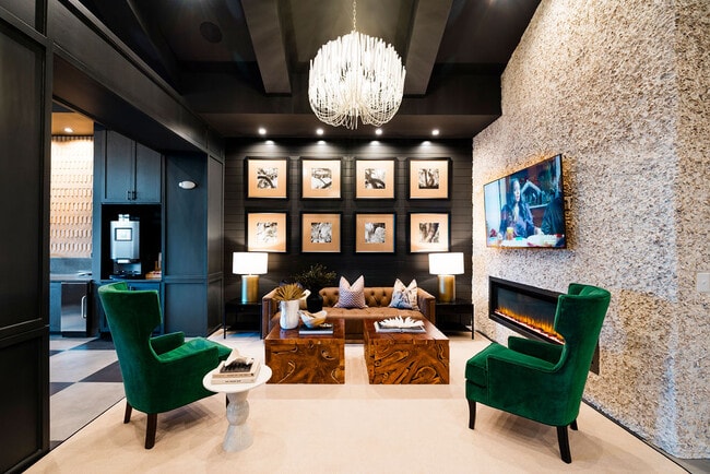 Lobby Photo - Evolve St James