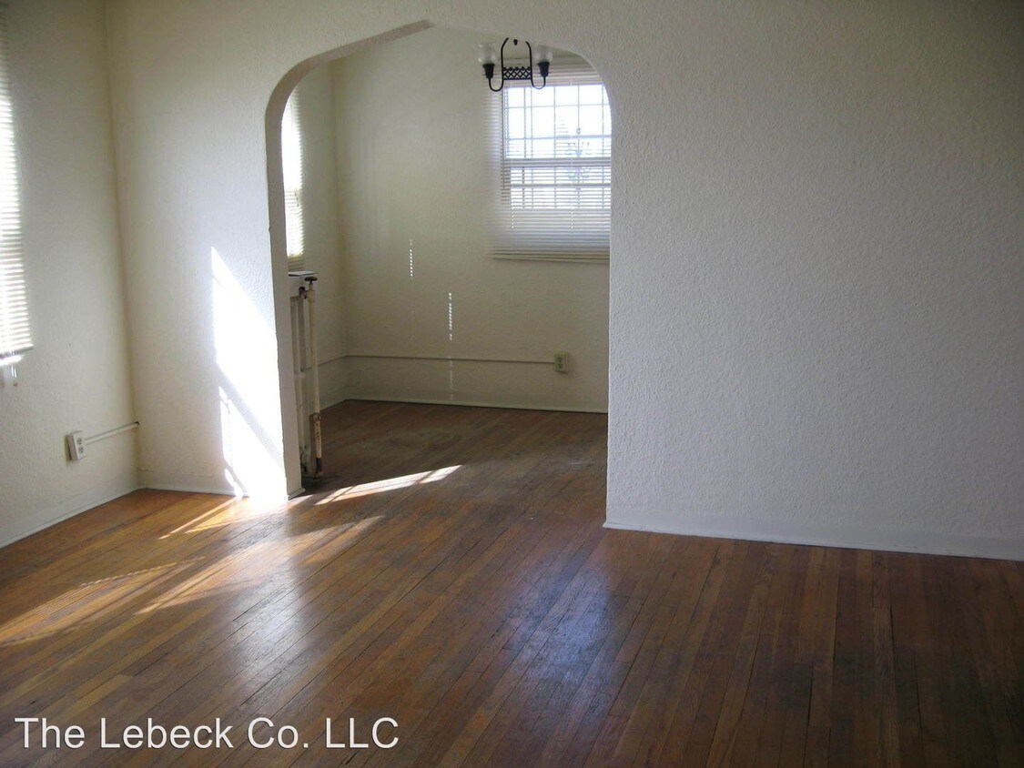 Primary Photo - 913 Copper Ave NW