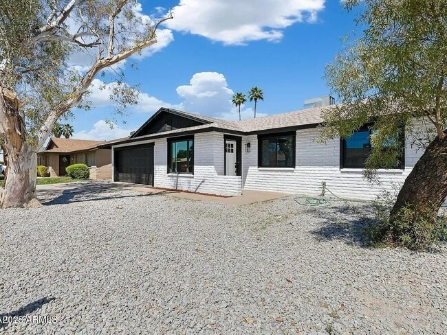 Building Photo - 2030 E Duke Dr