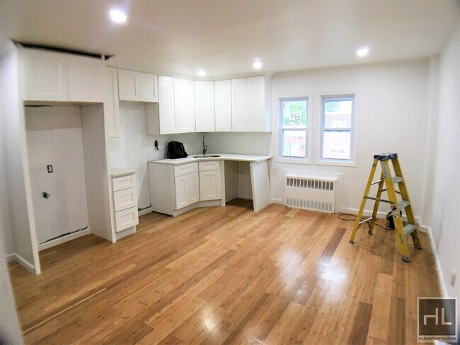 Building Photo - 717 E 58th St